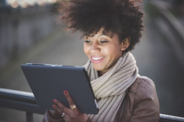 mulher negra utilizando tablet para comunicação com prefeituras