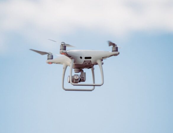 drone-sobrevoando-cidade-tecnologia-disruptiva