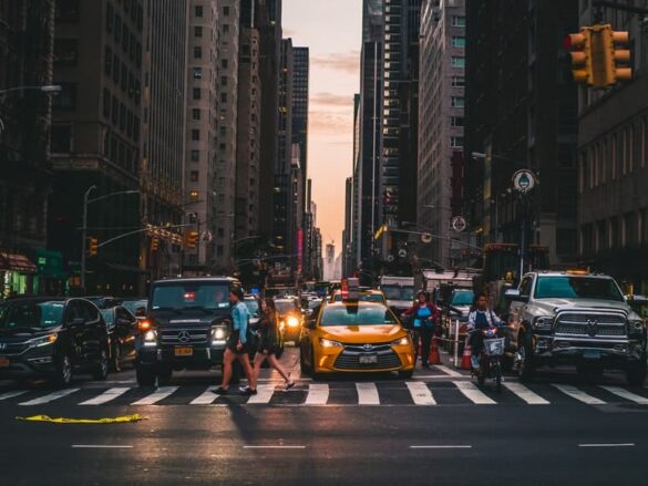 transito-na-cidade-com-carros-taxi-e-pedestres