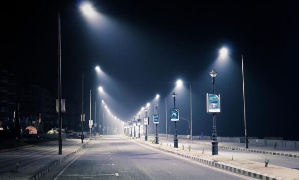 cidade-em-periodo-noturno-com-lampadas-de-iluminacao-publica-de-led