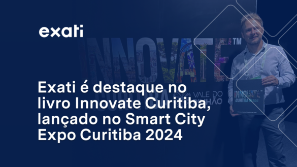 CEO da Exati segurando o livro Innovate Curitiba
